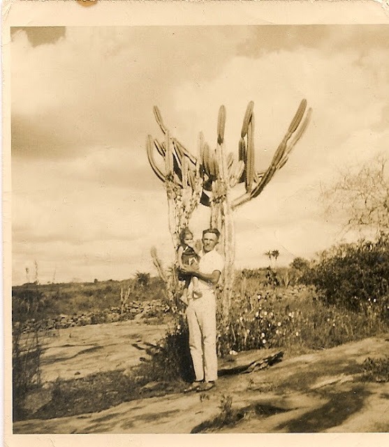 No dia em que papai me adotou, as freiras pararam o carro para tirar uma foto. papai me levou no colo e posou ali, frente ao mandacaru. Sítio Mata Redonda - Triunfo - PE
